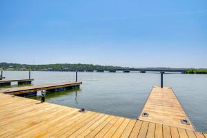 Walk to Marina Lake Greenwood Retreat with Hot Tub