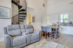 Walk to Marina Lake Greenwood Retreat with Hot Tub