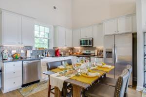 Walk to Marina Lake Greenwood Retreat with Hot Tub