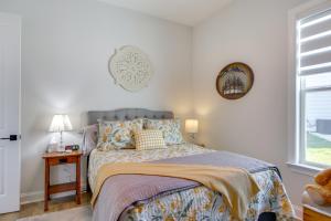 Walk to Marina Lake Greenwood Retreat with Hot Tub