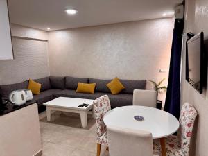 C-Appartement de luxe plein centre de gueliz avec piscine parking wifi netflix