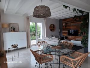 VILLA DE PLAIN PIED ET STUDIO CLIMATISES, AU CALME, 6 PERSONNES MAXIMUM A 7mn DU GOLF ET DE LA PLAGE