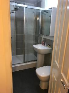 Detached 4-Bed 2 Ensuites with Driveway Castle Donington Near EMA