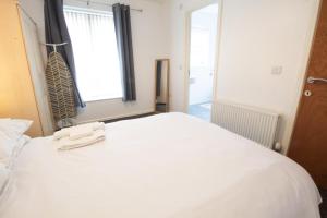 Close to City Centre 3-Bed Townhouse, Sleeps 7, Free Parking, Great Transport Links