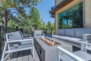 Oak Hills Estate Luxe Forest Escape Near USAFA