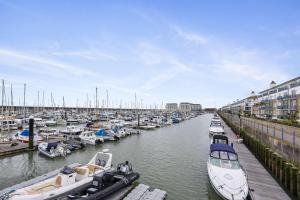 Brighton Water Cabin at the Marina, Free Parking By My Getaways