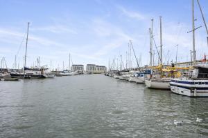 Brighton Water Cabin at the Marina, Free Parking By My Getaways