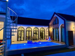 N&C Mountain Pool Villa Huahin