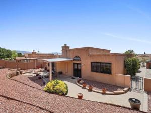 Casa Herradura Near Petroglyphs