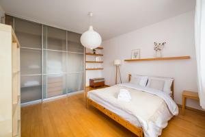 Metro Płocka 10th Floor View Apartment by BookingHost