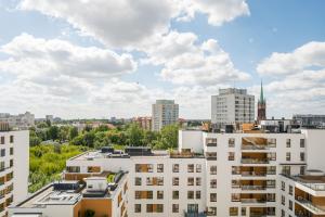 Metro Płocka 10th Floor View Apartment by BookingHost