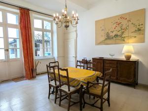 Maisons de vacances Gite elegant au Chateau d-Euvezin avec jardin et parking privatif - FR-1-584-383 : photos des chambres