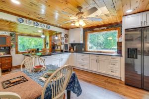Riverfront Cabin - 6 Mi to Great Smoky Mtns NP!