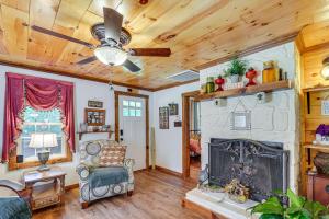 Riverfront Cabin - 6 Mi to Great Smoky Mtns NP!