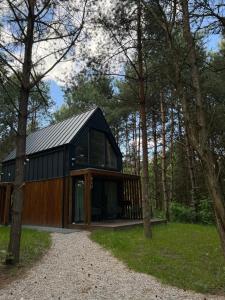 DOMEK LABA CHAŃCZA nad zalewem, w lesie z opcją balii, jacuzzi NA WYŁĄCZNOŚĆ, wieczory panieńskie,ANTRESOLA