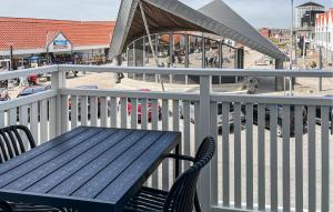 Cozy Apartment In Blokhus With Wifi