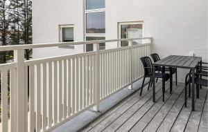 Cozy Apartment In Blokhus With Wifi