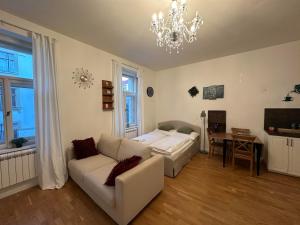 Cozy Nest by KarlĂn Square