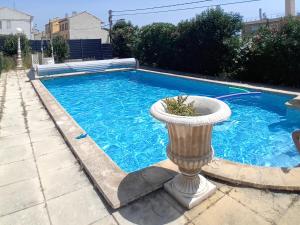 Bas de villa avec jardin piscine clim proche plages calanques