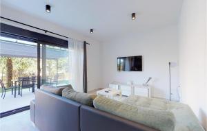 2 Bedroom Lovely Apartment In Drenje 