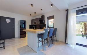 2 Bedroom Lovely Apartment In Drenje