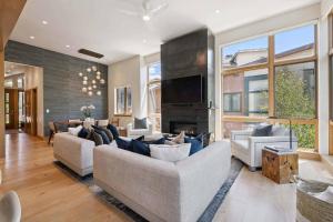 Riverfront Townhome 07 by East West Hospitality