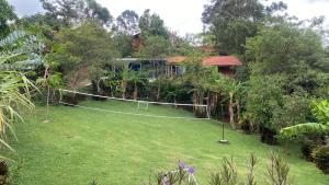 Ecos del Poás junto a la piscina