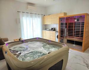 Love room Jacuzzi Sauna Privatif Marseille