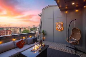 Luxury Nashville - Fire Table Balcony & City Views