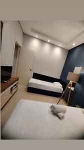 Casa com dois quartos com piscina próx shopping