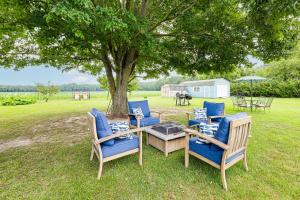 Getaway on half Acre with Deck in Georgetown