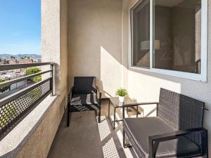 Stylish Mid-Wilshire Apt, Free Parking, Gucci Art, 10mins to Cedars