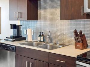 Stylish Mid-Wilshire Apt, Free Parking, Gucci Art, 10mins to Cedars