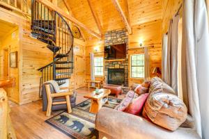 4 Mi to Broken Bow Lake: 'Wee Bear Cabin' Getaway!