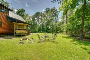 4 Mi to Broken Bow Lake: Wee Bear Cabin Getaway!