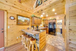 4 Mi to Broken Bow Lake: Wee Bear Cabin Getaway!