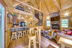 4 Mi to Broken Bow Lake: Wee Bear Cabin Getaway!