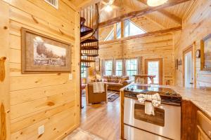 4 Mi to Broken Bow Lake: Wee Bear Cabin Getaway!