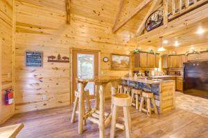 4 Mi to Broken Bow Lake: Wee Bear Cabin Getaway!