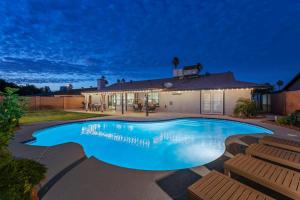 Lux Glendale Home With Free Private Heated Pool