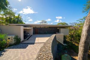 Casa Lagom, Luxurious Oasis with Infinity Pool!