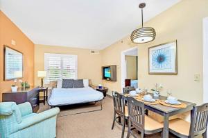 Condo Close to Universal Studios with Pool & Hot Tub