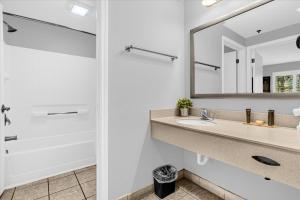 Condo Close to Universal Studios with Pool & Hot Tub