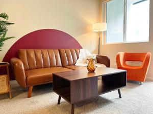 Colorful Mid-Wilshire Gem, Free Parking, Retro Modern Design 10mins to Cedars - Appartamenti, Los Angeles