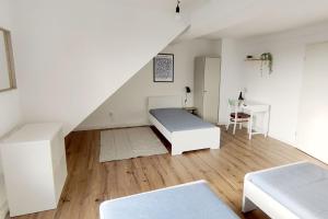 E1 Work-Ready Apartment -2 Rooms, Kitchen, Free Parking