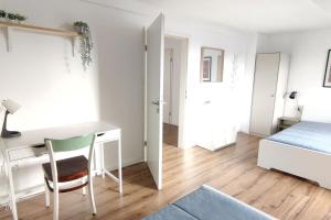 E1 Work-Ready Apartment -2 Rooms, Kitchen, Free Parking