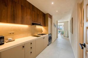 Pearl of Guéliz Netflix, Terrace, Quiet