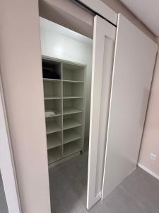 AP frente à praça bem localizado