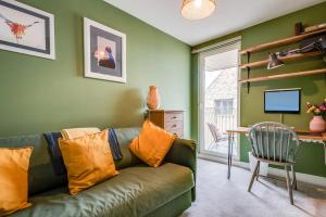 Family-Friendly Getaway - Garden & Parking Sleeps 7