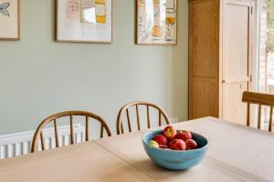 Family-Friendly Getaway - Garden & Parking Sleeps 7